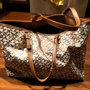 😄😄3for$30😄😄Tommy Hilfiger bag in EUC